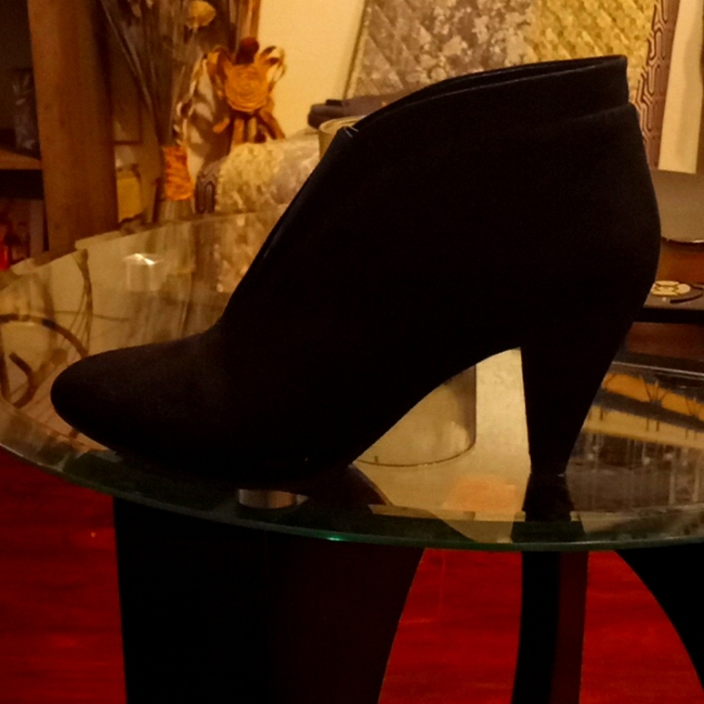 CL LAUNDRY BLACK HEELS